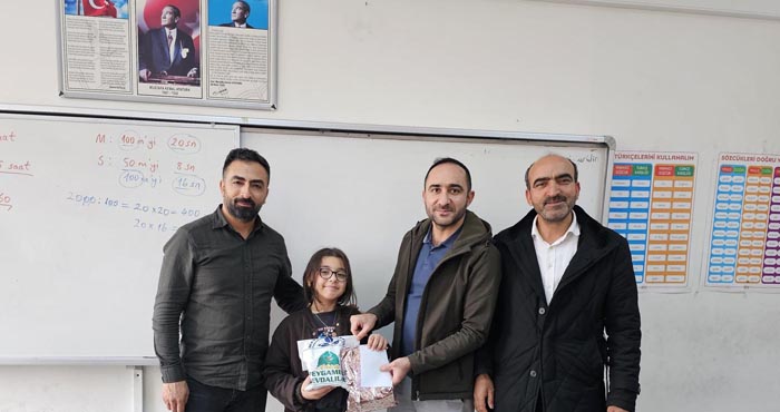 Umre Ödüllü Siyer Sınavında dereceye giren öğrencilere ödül