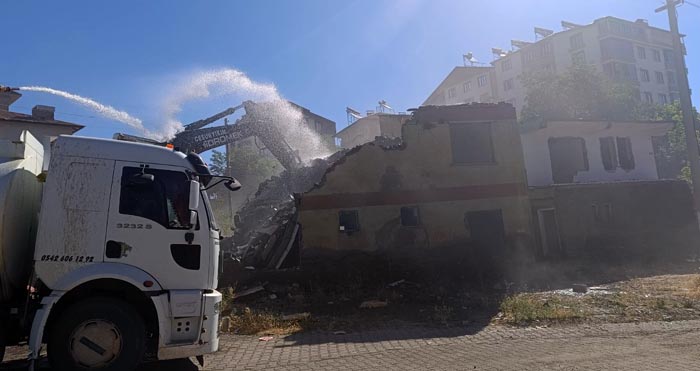 Bingöl Belediyesi metruk binaları yıkıyor