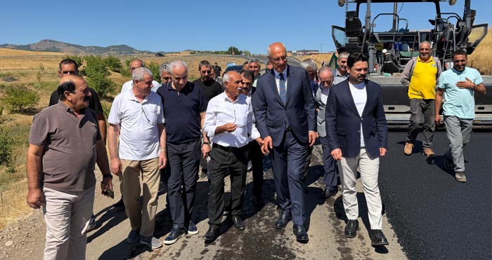 Bingöl'ün Çukurovası Garip köyü yolu sıcak asfalta kaplandı